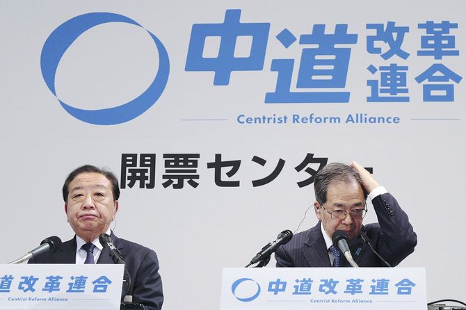 開票センターでメディアのインタビューに臨む中道改革連合の野田佳彦共同代表（左）と斉藤鉄夫共同代表。2026年2月8日午後10時11分、東京都内のホテル