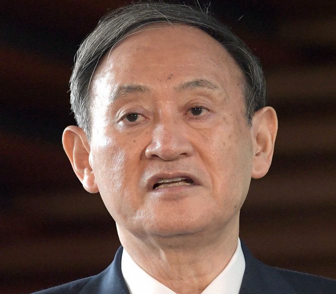 臨時国会召集を前に記者団の質問に答える菅義偉首相＝2020年10月26日、首相官邸