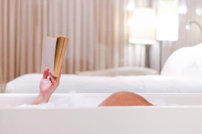 お風呂に入りながら本を読む人