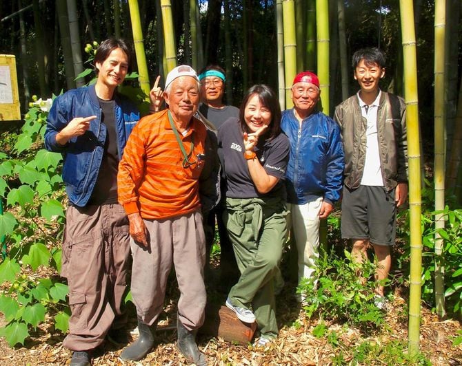 田澤恵津子さん（中央）、エシカルバンブーのスタッフと職人さんたち