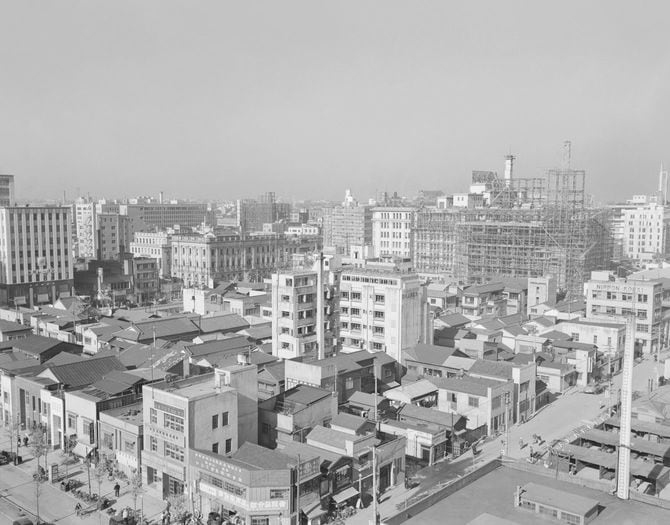東京駅八重洲口付近=1951(昭和26)年12月