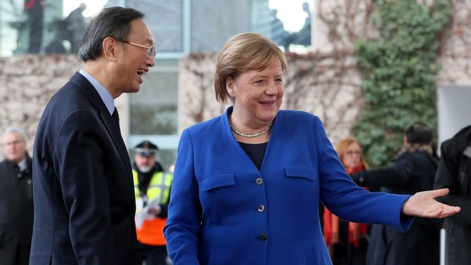 2020年1月19日、ベルリンで開かれたリビア和平会議にて、ドイツのアンゲラ・メルケル首相（右）が中国外相・楊潔篪（よう・けつち）を歓迎。ドイツ政府としては、4月に内戦の激化したリビアにおける国連主導の平和活動に貢献したい。