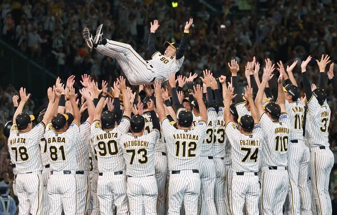 18年ぶりのリーグ優勝を決め、胴上げされる阪神の岡田彰布監督（＝2023年9月14日、甲子園）