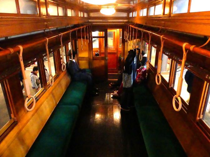 最初期の電車のロングシート（鉄道博物館にて）