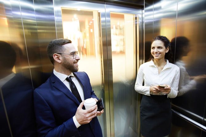 エレベータの中で会話をする男女