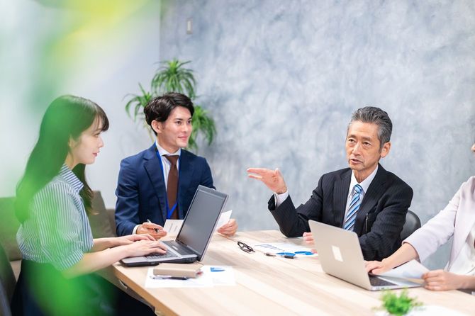 オフィスで話し合うビジネスマン