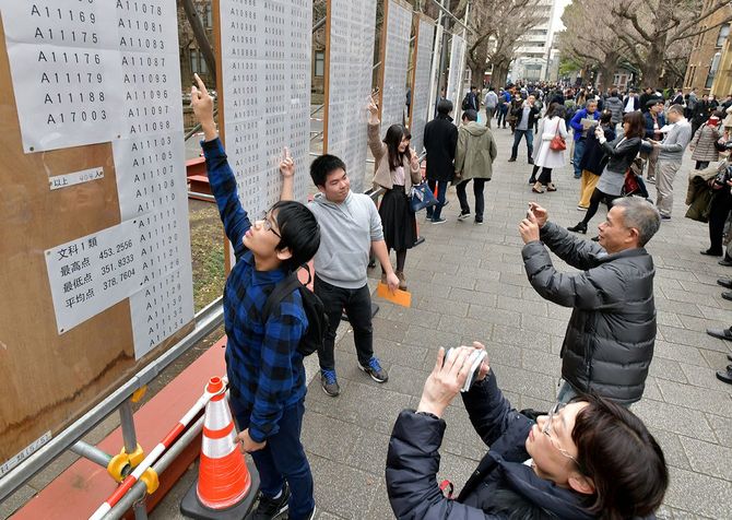 東京大学の2次試験・前期日程の合格発表を訪れ、自分の番号を指さす受験生。前期の合格者数は3018名＝2019年3月10日、東京都文京区の東京大学・本郷キャンパス