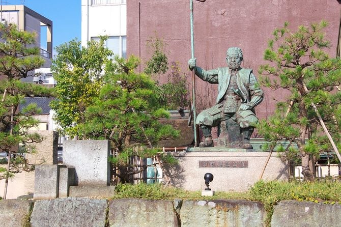 柴田勝家像　北の庄城址（福井県福井市）