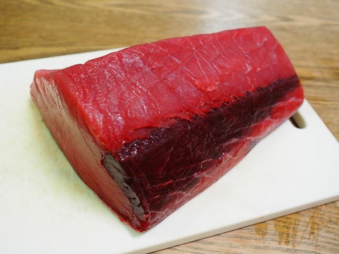 家庭用のまな板からはみ出すぐらい大きなマグロのコロ(カタマリ)。重さ1.7キロ!