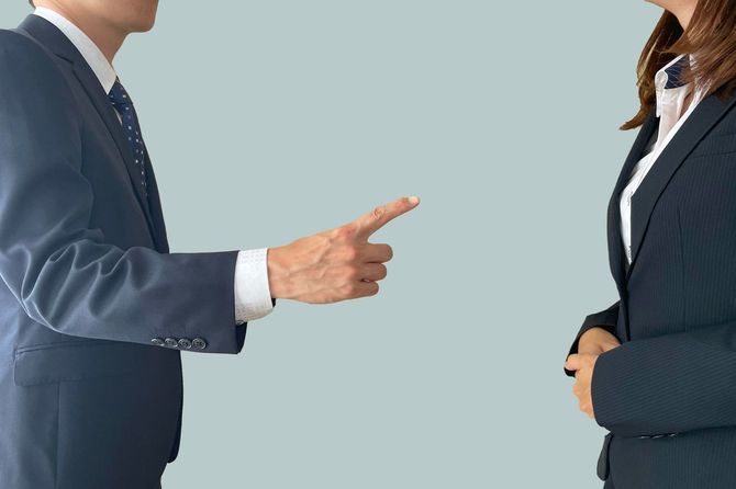 上司にしかられている女性社員