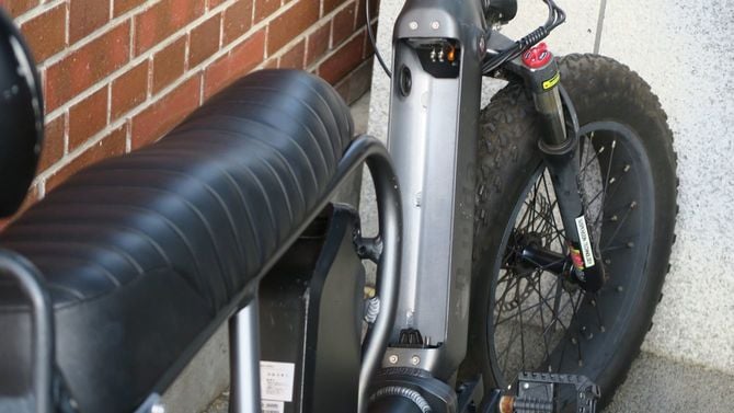 バッテリーが外されたモペッド