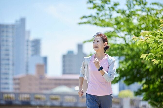 ランニングをする年配の女性