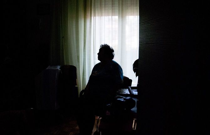 暗い部屋で一人で年配の女性