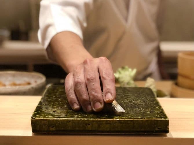 握りを置く大将の手