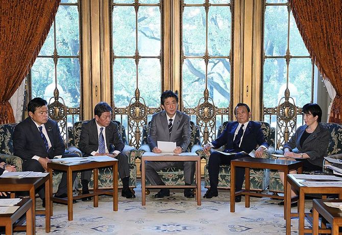 新型コロナウイルス感染症対策本部(写真=内閣官房内閣広報室/CC-BY-4.0/Wikimedia Commons)