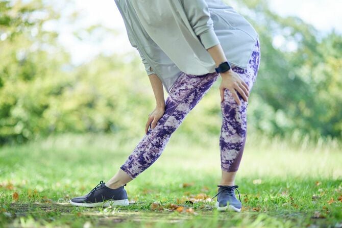 公園で運動する女性