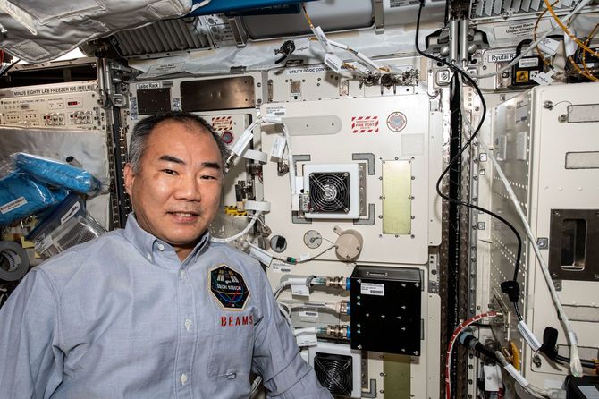 中継などで着るよそ行きのシャツ。宇宙の「キレイめ」コーデ