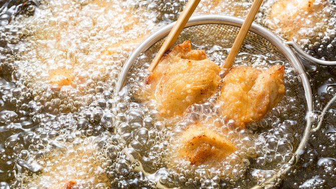 から揚げを揚げている