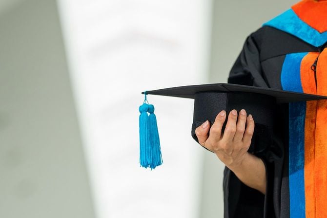 卒業式の授与式で着る式服をまとった女性