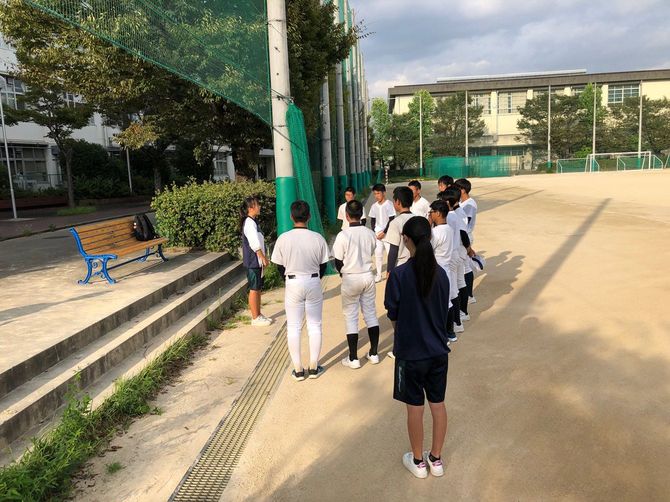 円陣で部員に活を入れる松本さん