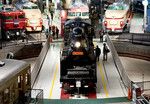 博物館1階の「ヒストリーゾーン」には「C57」蒸気機関車を中心に35両の鉄道車両が展示されている。うち6両は御料車両だ。修学旅行で乗った特急車両に思わず駆け寄る女性も。