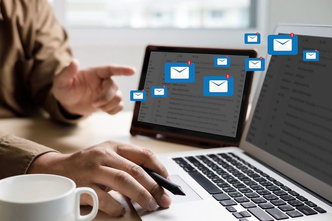 メーリング リストの連絡先にメール通信接続電話のグローバル文字概念
