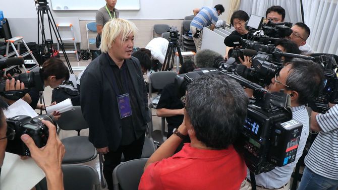 取材に応じる芸術監督の津田大介氏