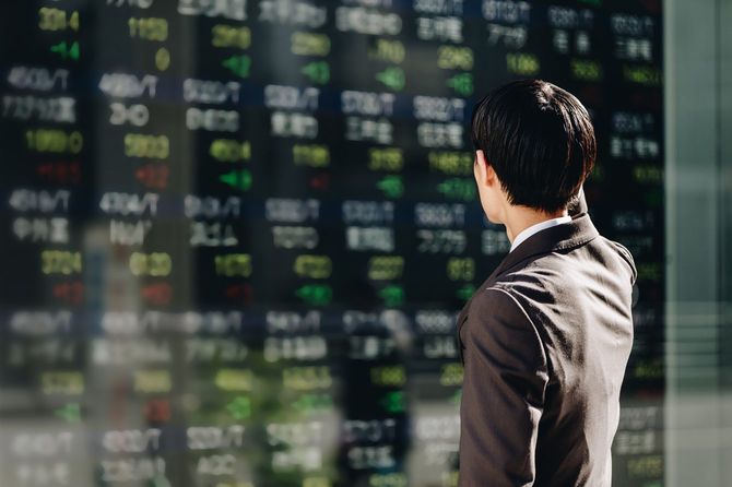 株価指数を見るビジネスマン