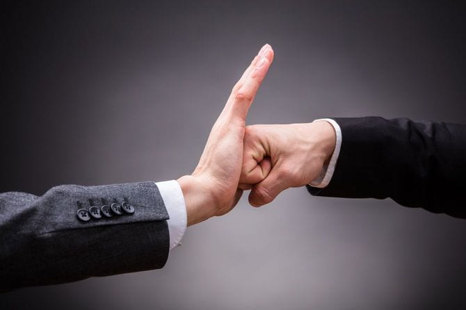 拳で殴る人と掌底で受け止める人の手元