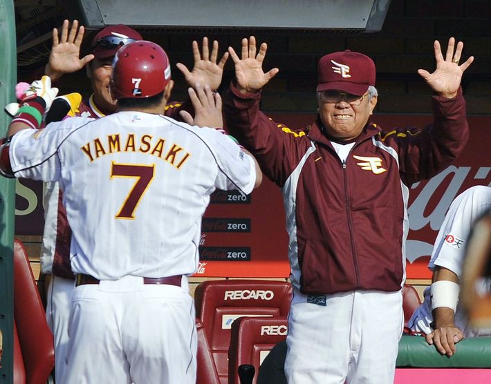 5回、3ランの山崎武司（左）を笑顔で迎える楽天の野村克也監督（右）［クリネックススタジアム宮城（現・楽天生命パーク宮城）＝2009年10月17日］