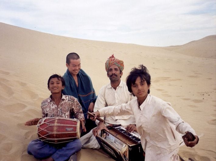 「流学」時代の岩本さん。タール砂漠にて