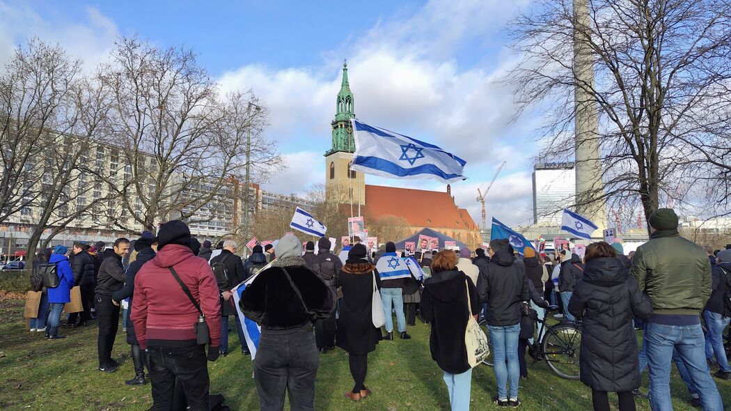 互いに｢恥を知れ｣と罵り合う…ホロコースト追悼の日のベルリンで露呈した"決定的な分断"