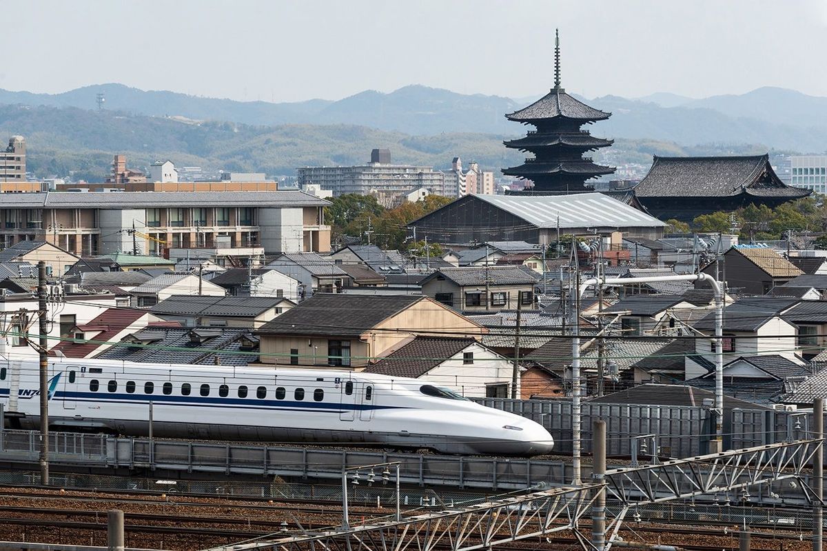 京都を背景にしたN700系新幹線