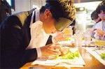 クラヤミ食堂のメソッドを企業向けにアレンジし、部署や肩書を超えた社員交流にするサービスも。