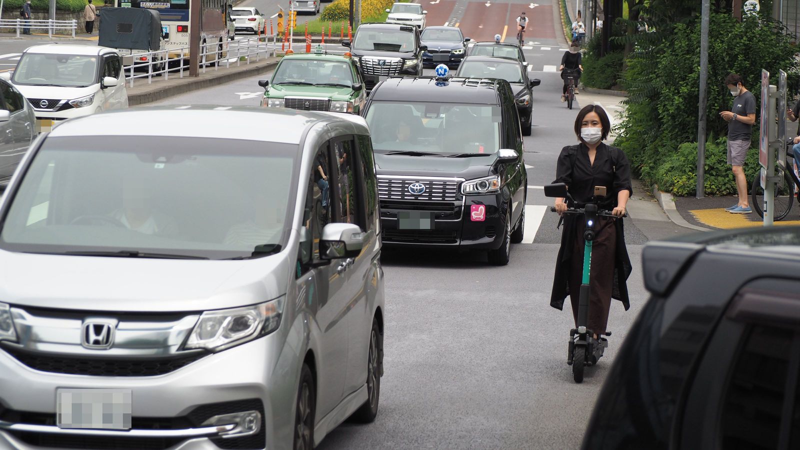 ｢ノーヘル､右折OK…あまりに危険｣電動キックボードの車道走行は禁止すべきだ【2021編集部セレクション】 なぜ許可されたのか理解できない