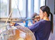 手で直接触れないガラスを思い通りのカタチにする面白さ　－菅原工芸硝子硝子職人・内藤有紀さん