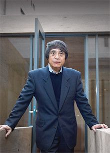 <strong>安藤忠雄●あんどう・ただお</strong><br>1941年、大阪生まれ。世界各国を旅した後、独学で建築を学び、69年に安藤忠雄建築研究所を設立。79年「住吉の長屋」で日本建築学会賞、2002年米国建築家協会金メダルなど受賞歴多数。97年東京大学教授、03年より名誉教授。独立以来、大阪が拠点。東京への出張もほぼ日帰り。「東京のほうが便利ですよ。でも、それは甘えなんです」