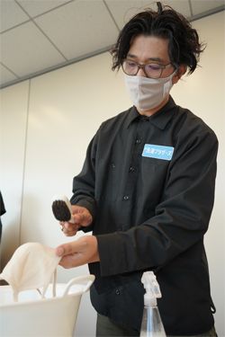 マスクを洗う茂木康之氏