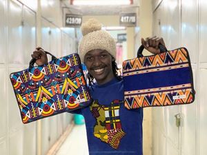 自身が作ったパソコンケースを手にするテーラーのウィリアムさん。2021年4月撮影（写真＝河野リエさん提供）