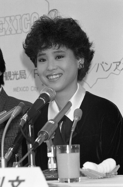 映画『カリブ・愛のシンフォニー』製作発表記者会見で写真に納まる松田聖子さん＝1984年11月1日、東京プリンスホテル