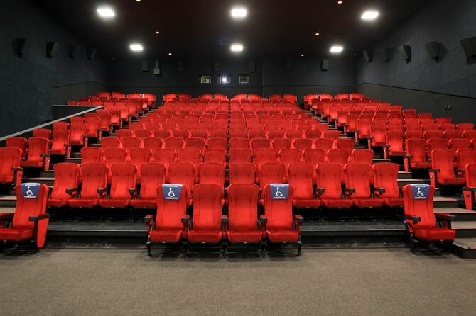 映画館の赤い座席。最前列にある車椅子用ユーザー用座席