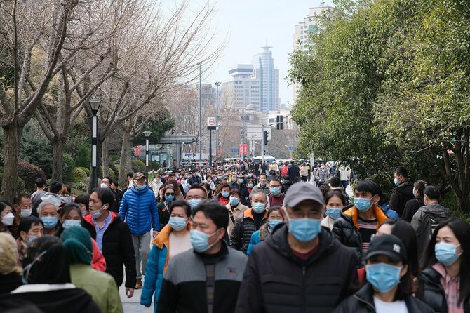 マスクをした中国の人々
