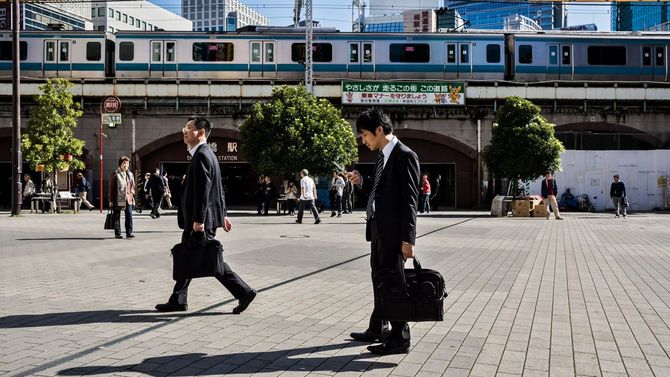 新橋駅前を歩く男性（2012年10月）