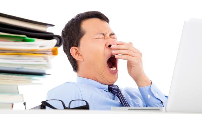 たまらず欠伸をする若い男性