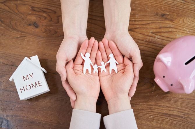 家を買うことを考えているアジアの男女