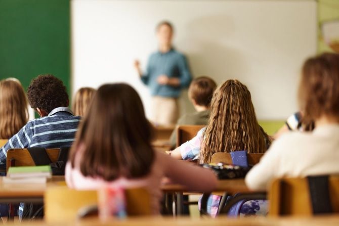 教室で授業を受けている子供たち