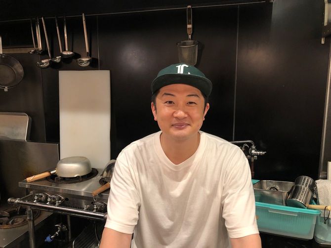 埼玉県所沢市にある中華そば「自家製手もみ麺 鈴ノ木」の店主・鈴木一成さん。妻の千尋さんと2人で開業し、今年で創業7年目になる。