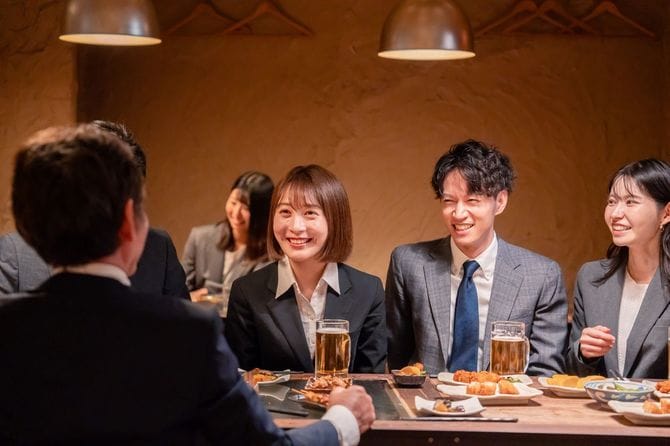 居酒屋で新入社員を迎えるビジネスマン