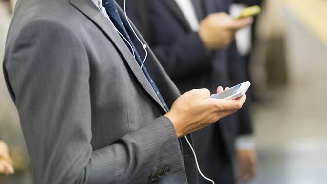 スマホを持つビジネスマン