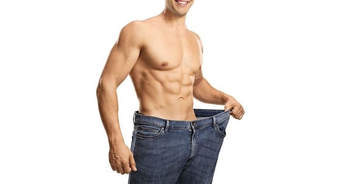 ブカブカのジーンズを履いたスリムな男性